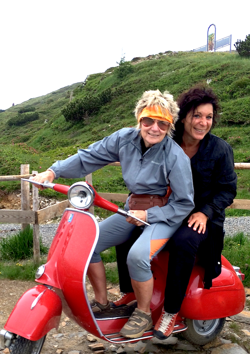 Maria und Eva auf einer Vespa