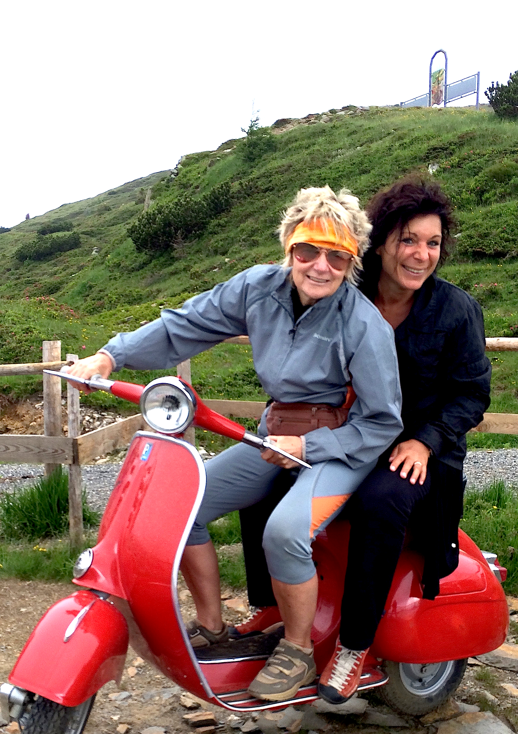 Maria und Eva auf roter Vespa