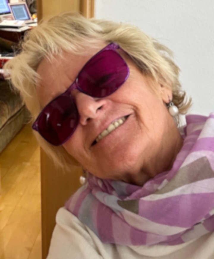 Maria mit violettem Tuch